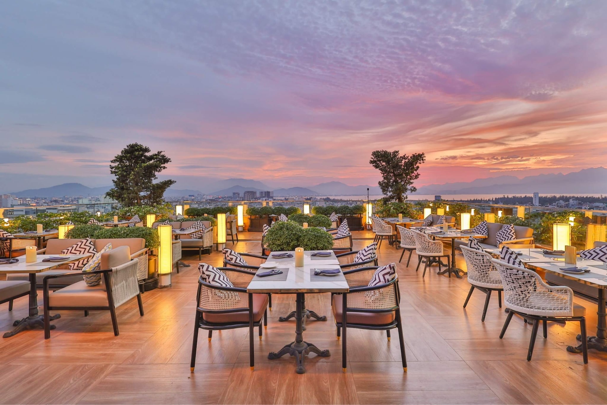 A restaurant’s setting and atmosphere can shape the entire experience, whether for families, groups, or romantic dinners
